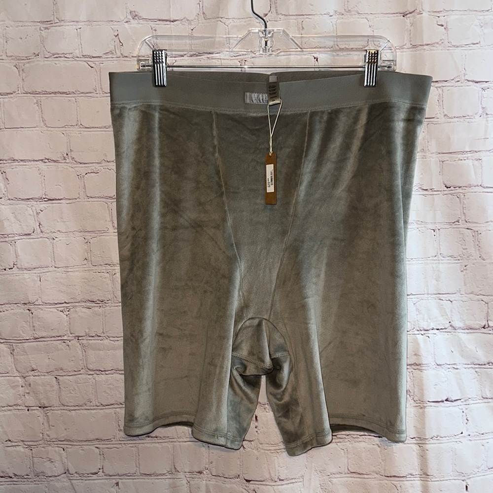 NWT SKIMS Velour Bike Short Size 4XL